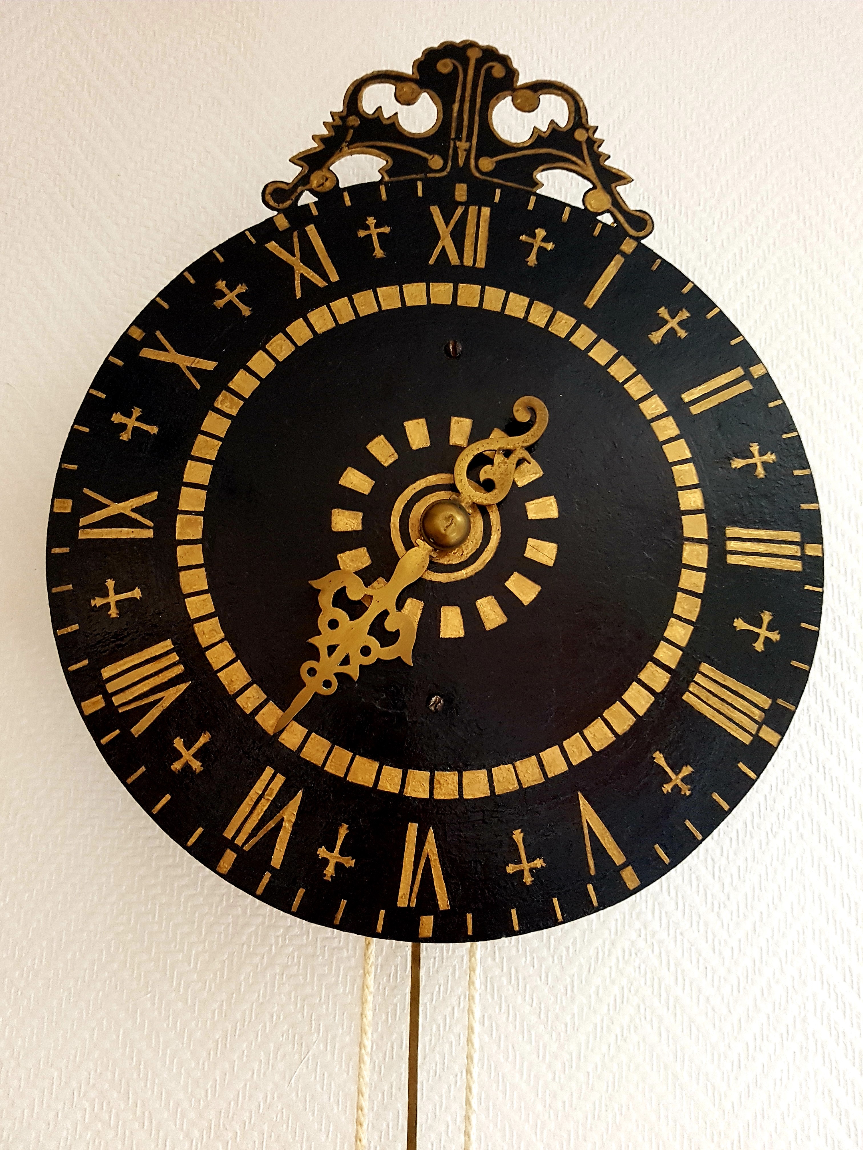Im Vergleich zu den anderen alten Uhren, die einige Bewohner unseres sibirischen Dorfes Rosenwald besa&szlig;en, war unsere Uhr viel schlichter, sie war auch nicht so sch&ouml;n und farbenfroh mit Blumen bemalt wie die etwas gr&ouml;&szlig;eren und quadratischen Zifferbl&auml;tter der Uhren von Freunden und Bekannten. Das Zifferblatt unserer Uhr war rund und aus ziemlich dickem Blech geformt. Die r&ouml;mischen Ziffern auf schwarzen Hintergrund waren ausgeblichen und kaum noch zu erkennen. Die einzige Verzierung, die diese Uhr hatte, war ein kunstvoll ausgeschnittener Aufsatz, auf dem das Jahr 1904 stand. Au&szlig;erdem hatte sie nur einen Zeiger f&uuml;r die Stundenangabe. 